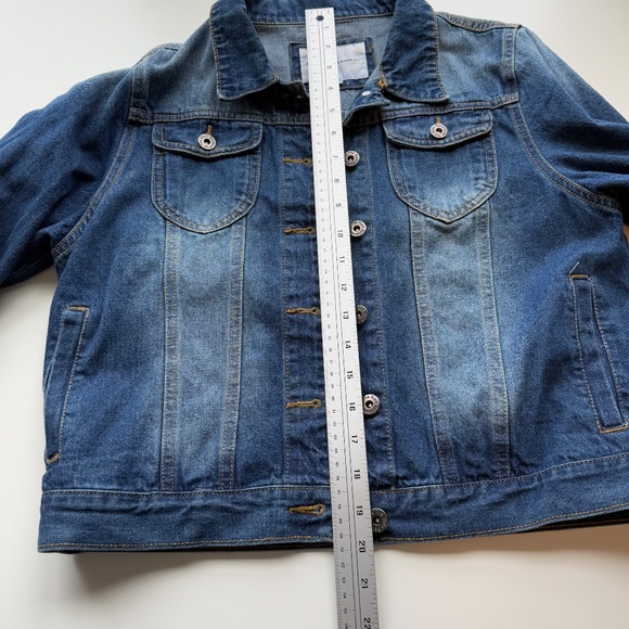 The Style Between Us Cropped Jean Jacket Size L - Picture 14 of 14